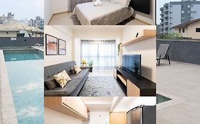 Localização Central! A 450 metros da Vila Germânica Loft com Piscina, Ar-Condicionado, Wi-Fi, Cozinha completa, Garagem Privativa, Espaço Zen, Academia, Sauna, e Mercadinho 24h